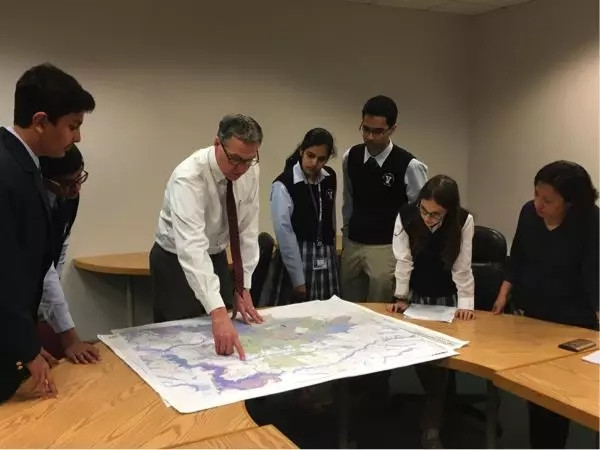 今年MIT挑战我们的学生代表来到了休斯顿市政厅， 聆听市政厅官员介绍休斯敦市面临的环境、能源问题，并从中找出挑战项目。.webp.jpg