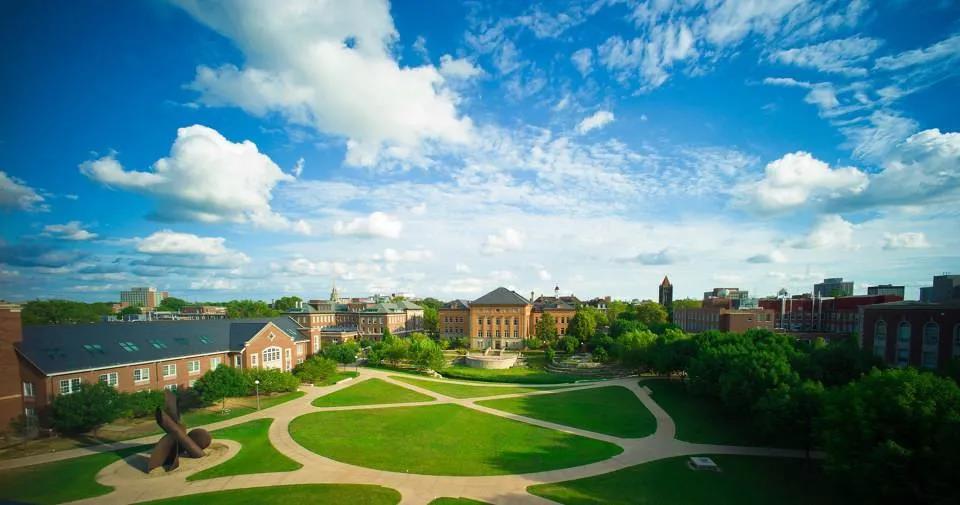伊利诺伊大学厄巴纳-香槟分校（University of Illinois at Urbana-Champaign，缩写为UIUC）.jpg